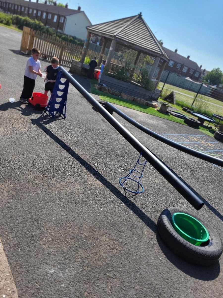 CastlewayYear1's tweet photo. How can we get the ball to the top of the tub? Excellent #TeamWork today in Reception class 💙 We loved solving this problem! @WeAreCastleway #EYFS https://t.co/sfW8llmr3W