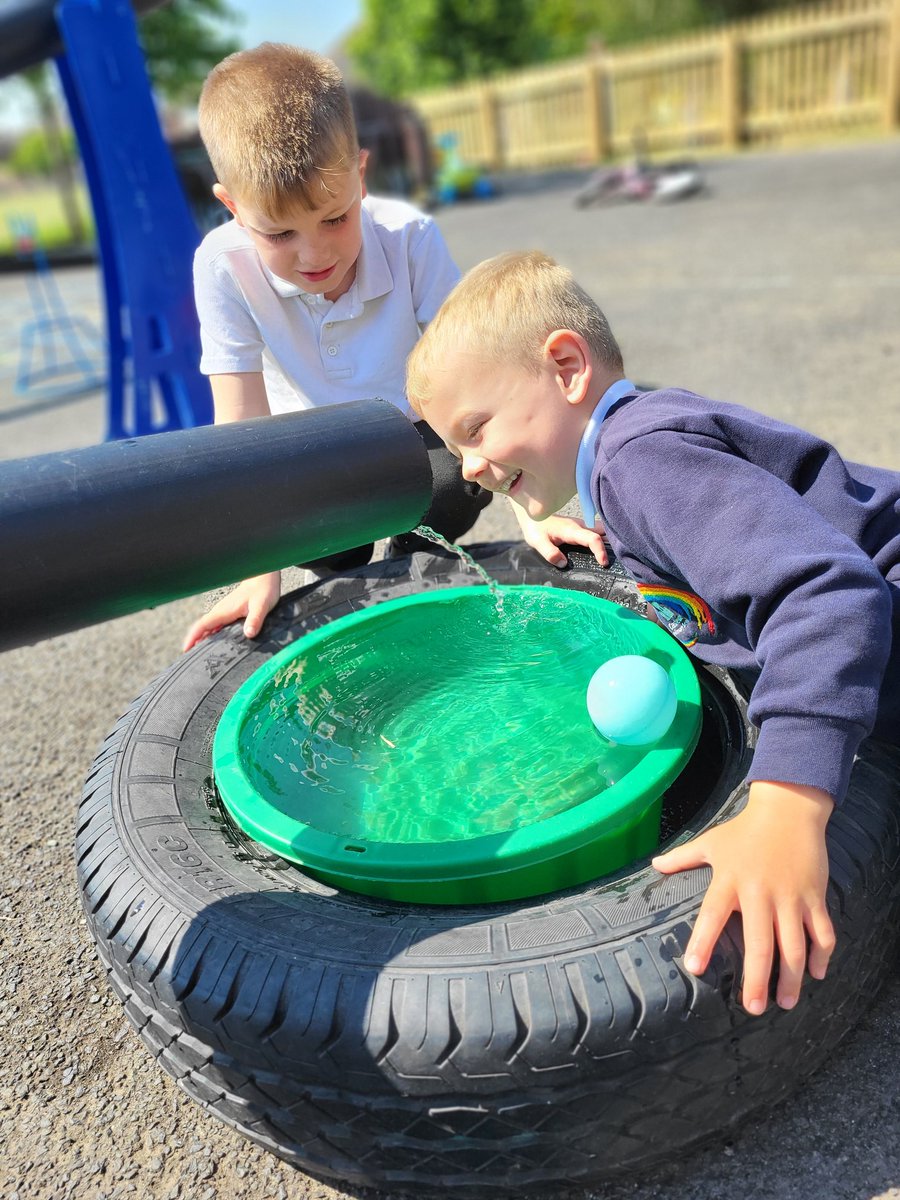 CastlewayYear1's tweet photo. How can we get the ball to the top of the tub? Excellent #TeamWork today in Reception class 💙 We loved solving this problem! @WeAreCastleway #EYFS https://t.co/sfW8llmr3W
