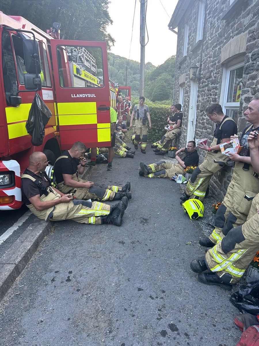 Crew welfare should never be underestimated at any incident. Great work from crews last night and catering arranged ready when they came off the fireground. On call crews always have to be prepared for the next call which could be straight after the last @mawwfire