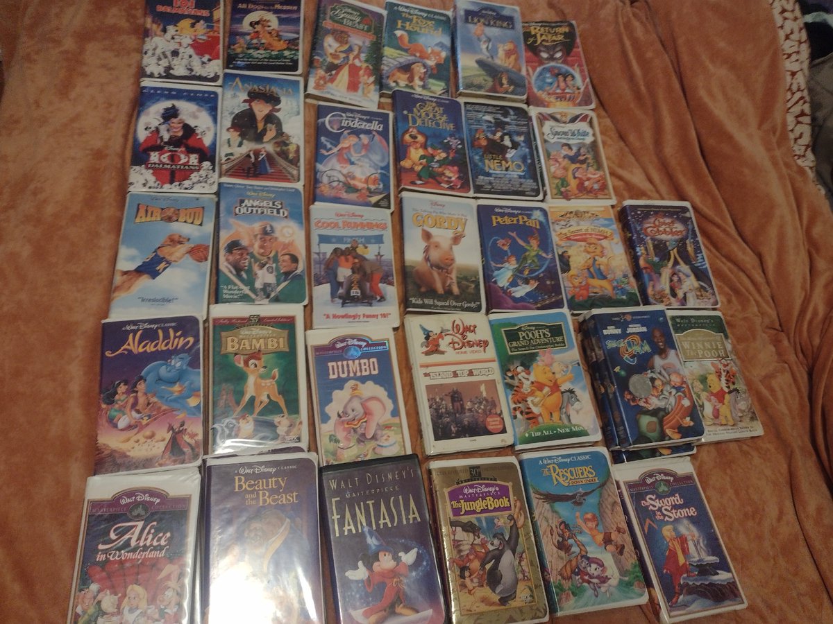 mappyman's tweet image. Sharing out my Disney clamshell VHS collection. Going to be selling these during a swap meet Sunday so if you really want one of these let me know now! #clamshell #vhs