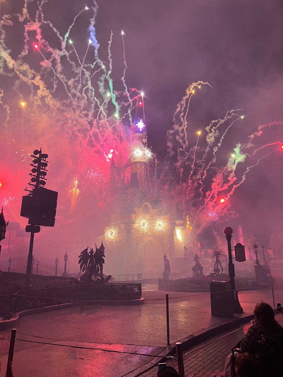 You can't beat this feeling! 🎆 The perfect end to a magical day 🥰

#passannuel #disnerd #disneyilluminations #infinitypass  #fireworks #disneylandparis30th #disneycastle #eurodisney #disneyaddict #revellinginthemagic #myfavouriteplace