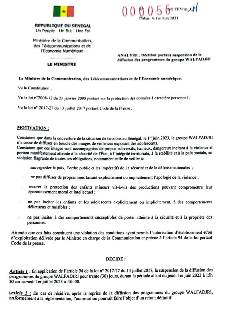 vieuxaidara's tweet image. Si jamais @SYNPICS_SN #CORED ainsi que les organisations de Presse au Sénégal laisse passer cette mesure inique, tous les médias Sénégalais qui ne sont pas corrompus ou aux ordres de @Macky_Sall et @YoroDIA18 sont en sursis pour les 8 mois de gouvernance qui leur reste.