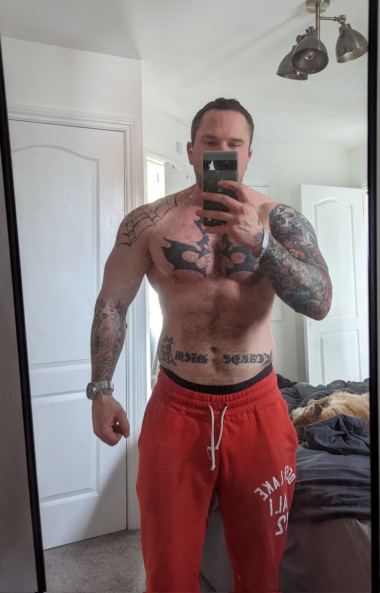 MrHreviews's tweet image. Before and after. 12kg lost. From 95kg to 83kg depleted. Will carb up and be around 85/88kg I think. Anyway, happy, sort of. Will look better tomorrow, full and vascular.