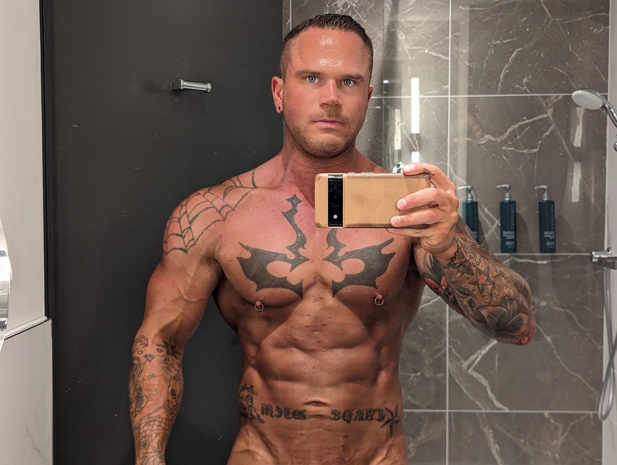 MrHreviews's tweet image. Before and after. 12kg lost. From 95kg to 83kg depleted. Will carb up and be around 85/88kg I think. Anyway, happy, sort of. Will look better tomorrow, full and vascular.