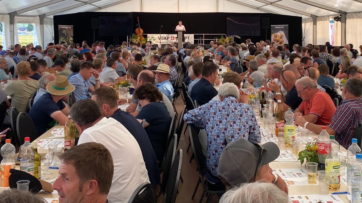 Christian9Hofer's tweet image. 🥔🥔 50 Jahre #VSKP #USPPT: Die Vereinigung Schweizerischer Kartoffelproduzenten versorgt uns seit 50 Jahren mit «Superfood aus heimischem Boden». Vielen Dank für das Engagement 🤝und den wichtigen Beitrag zur #Ernährungssicherheit.