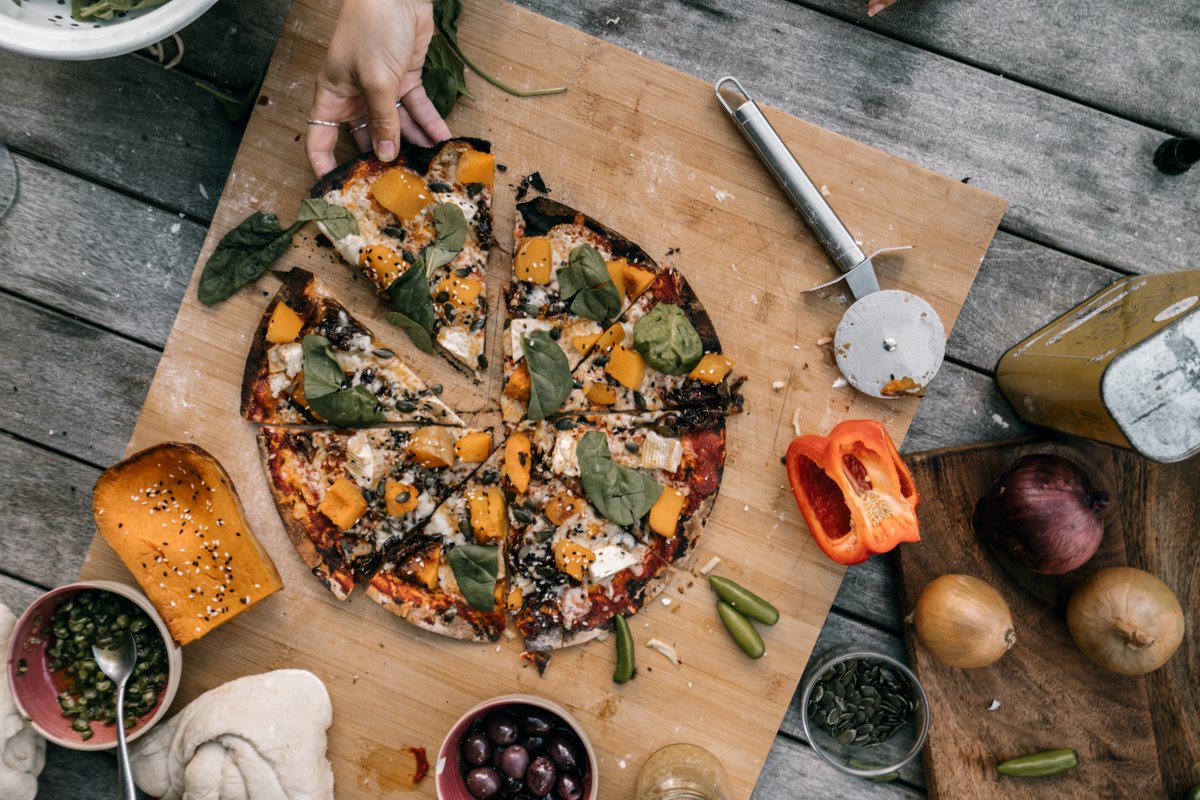 🍕🎉 It's #PizzaFriday! No better way to end the week than with a slice (or two) of your favorite pie 🍕😋 What's your go-to toppings? Let us know in the comments! 🍅🍄🧀 #TGIF #PizzaParty

therestaurantwarehouse.com/collections/pi…