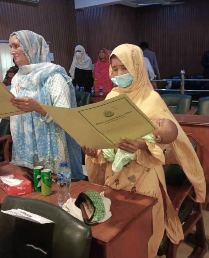 JavedNLaghari's tweet photo. ( Chandni Bai ) takes oath after becoming member of  district council Ghotki Sindh. 

This is essence of democracy &amp; empowerment of women. Thanks to Pakistan Peoples Party. https://t.co/J3UqHVrMrc