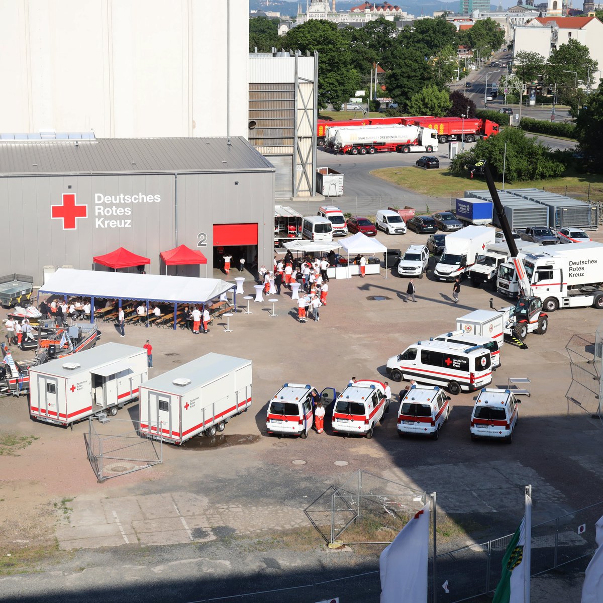 Nach Grußworten vom Vorstandsvorsitzenden des DRK Landesverbandes Sachsen e.V. Rüdiger Unger ergriff Staatsminister des Inneren Armin Schuster das Wort. Er wünschte den Einsatzkräften viel Erfolg. Danach wurden die ersten Komponenten der Landesverstärkung übergeben.  #drksachsen