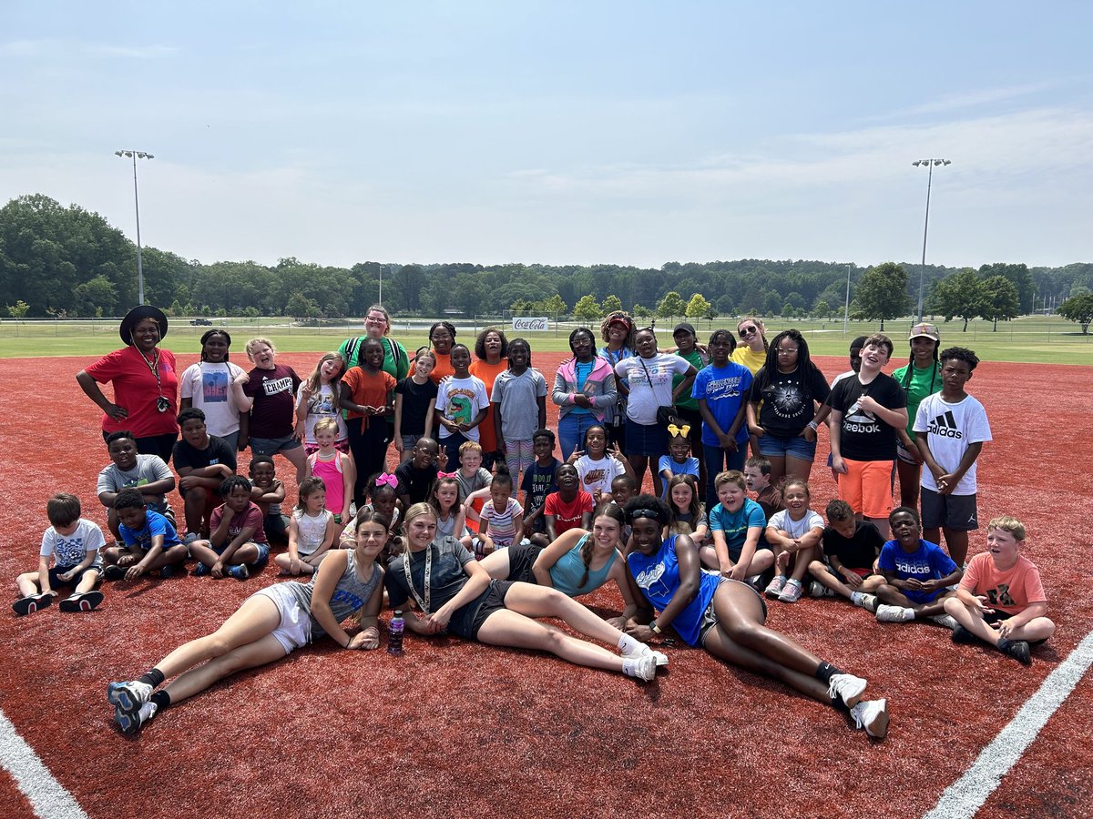 GabbyW_2029's tweet photo. Proud of these MSX-16U ladies and their buy-in into what we're continuing to build over here with MSX Softball. Future of the sport happens now and we're always looking to give back to the game!
"Summer Day Camp" put on clinic's called “All Things Balls”.
#ExpressStrong 💪🏾🔵⚫️ https://t.co/KuZ9u7r2WI