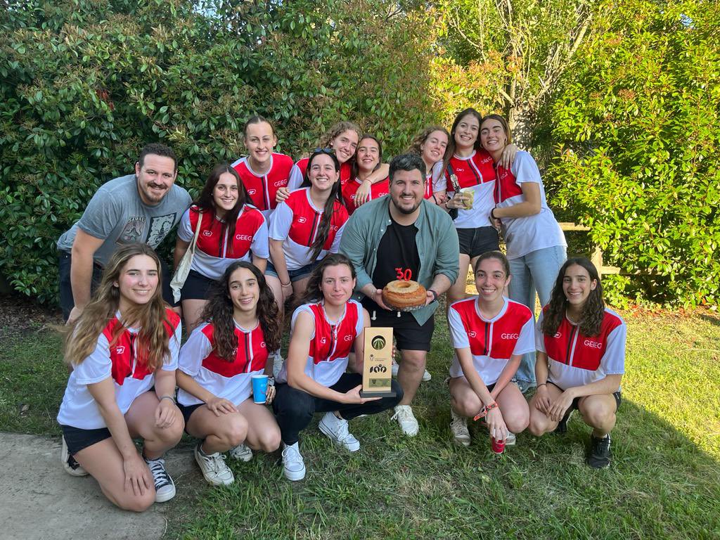 GEiEGBasquet's tweet photo. El Catalunya Telecom @geieg1919 ha recollit avui a Llambilles el trofeu que les acredita com a CAMPIONES de 3a Catalana Femenina de la @RTGirona. 

👏🏻 Enhorabona, noies! https://t.co/TQYFwtUKoj