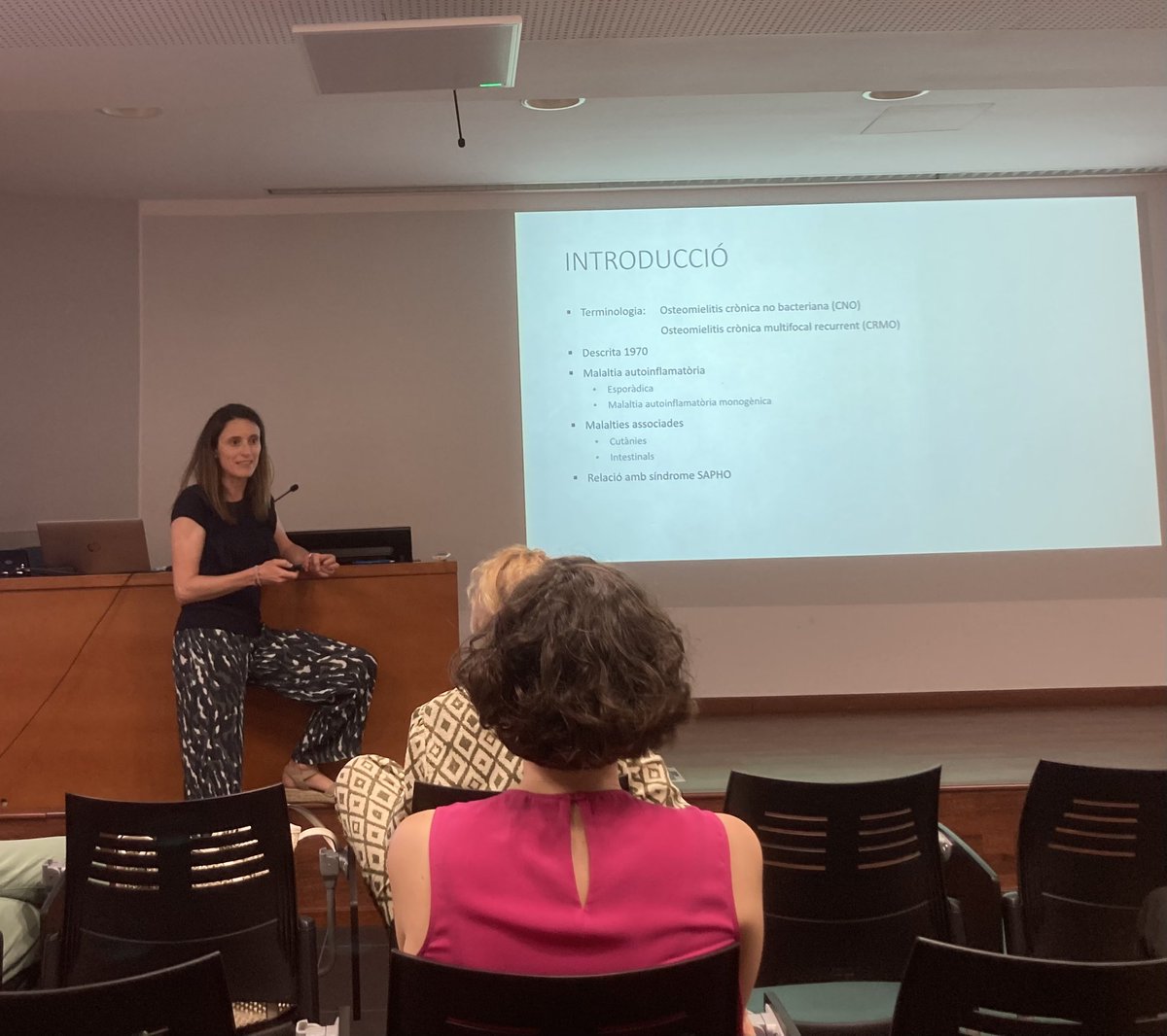 jutorguet's tweet photo. Avui a la Jornada d’Actualització de Malalties Autoinflamatòries del grup de Reumatologia Pediàtrica (Pedia-Cat) de la @SCReuma #PediaCat. La Dra. Riera ens parla d’un cas de CRMO associat a MII 👧🏼 https://t.co/mDIwb8Mfq5