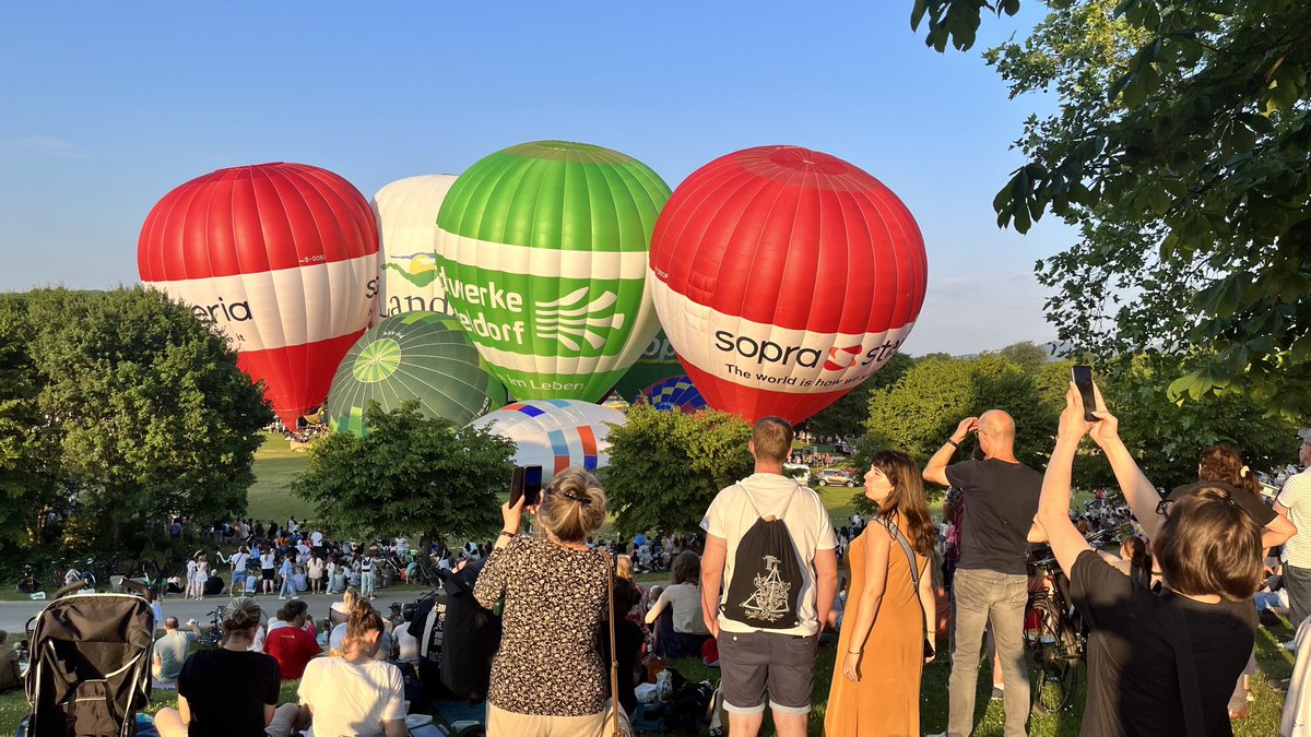 BDU Mitglied  Sopra Steria steigt in den Himmel mit zwei Ballonen beim Bonner Ballonfestival in der Rheinaue. Wir wünschen gute Fahrt bei herrlichem Wetter.