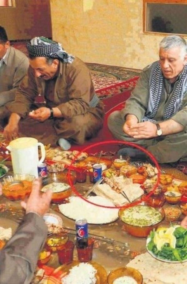 BekirTiryakii's tweet photo. Solda Pervin Buldan'ın sosyete oğlu.
Sağda Kandil'de sırtını yasladığı Baronlar.
Oğlu yesin içsin eğlensin,
Baronlar ziyafet üstüne ziyafet çeksin diye aşağıdaki Kürt gençlerinin açlıktan bağırsakları deliniyor. https://t.co/Tt20MTmcph