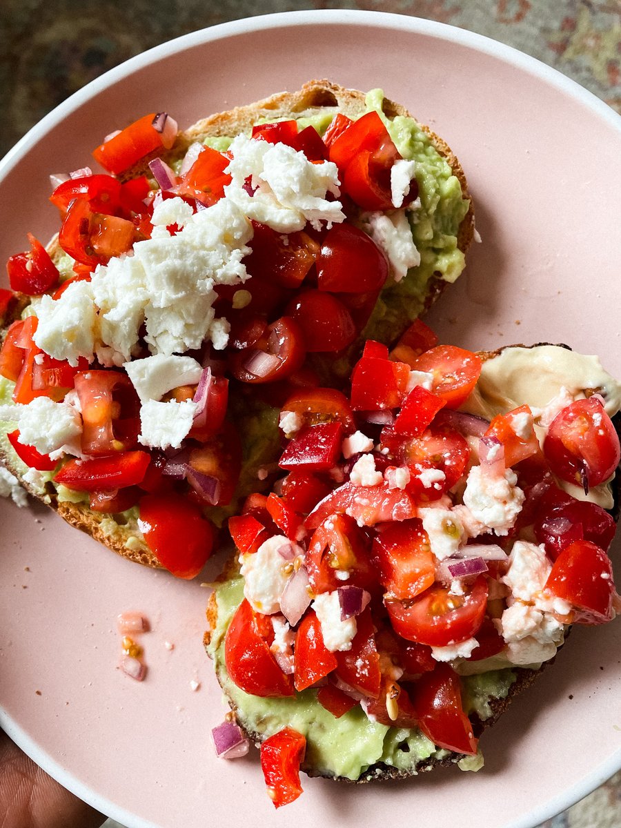 Transitioning to Scandi style open sandwiches for the summer. Featuring avocado, cherry tomatoes, red onion, red pepper, olive oil, salt, feta and left over hummus on sourdough 👌🏾