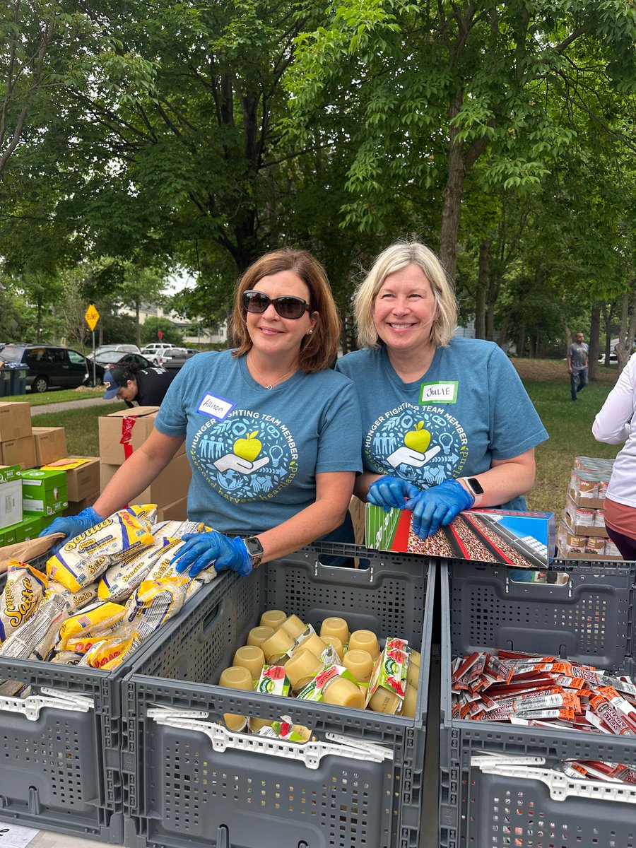 Last Friday we held our food distribution at Corcoran Park! We are so thankful to @2harvest for volunteering! Sign up today to volunteer and make an impact - click the link in our bio!