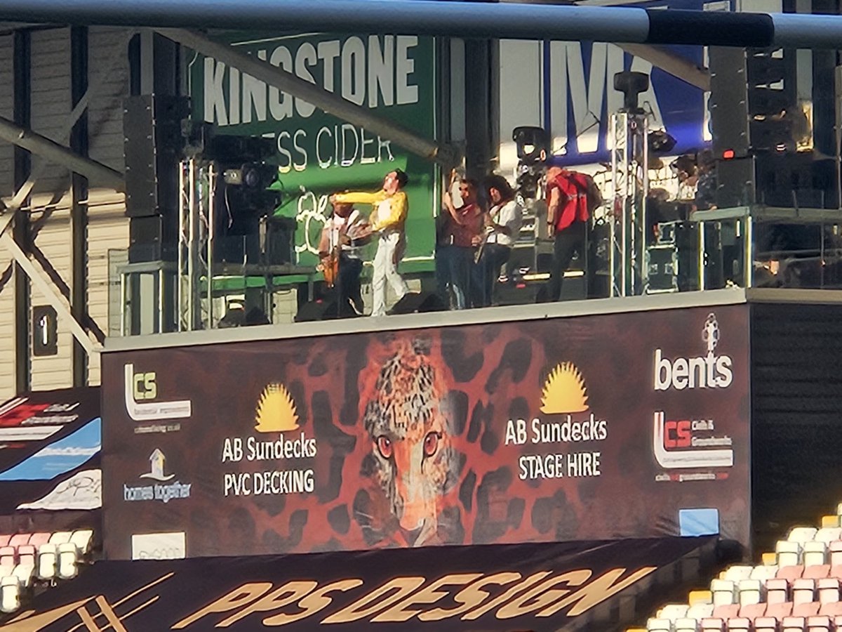Peeg87's tweet photo. Got to give @LeighLeopardsRL and @derek_beaumont credit they put on a very good pre match show #FCOnTour #COYH https://t.co/cgDbEsSPjc