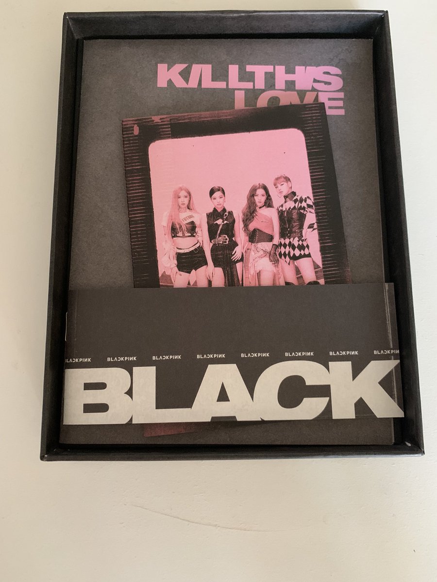 lalisung's tweet photo. • kill this love - black version
(sem photocards, porém de resto completos), contém:
- photobook
- photozine  
- accordion lyrics book 
- adesivos
- postcards
- cd

R$80,00 https://t.co/LHYUSyXVxe