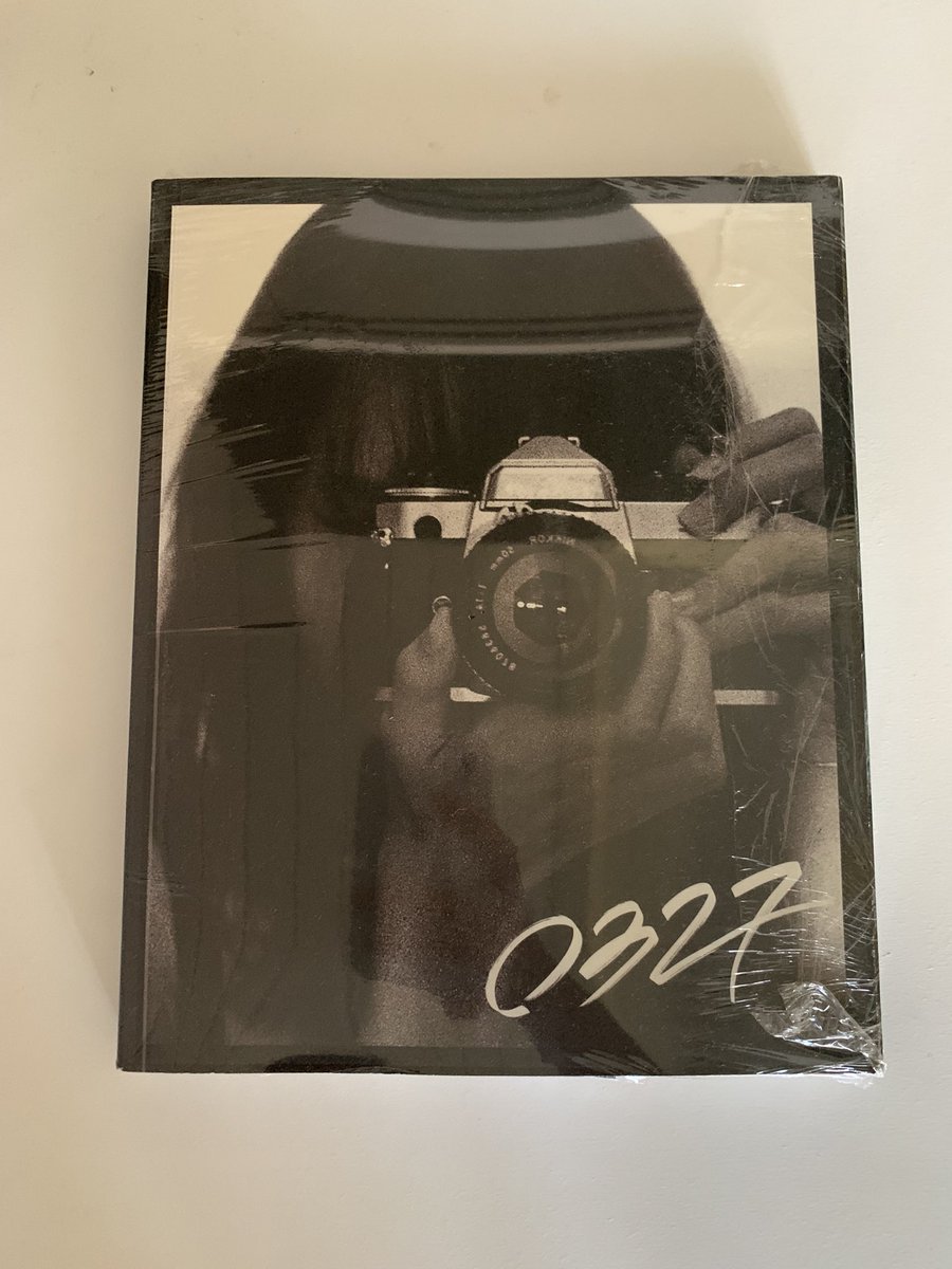 lalisung's tweet photo. • 0327 lisa photobook limited edition 
completo e com bônus da pré venda, porém com avarias (mando foto na dm), contém:
- photobook
- adesivos
- photocard set (terceira foto) 
- yg selected pob (quarta foto) 

R$200 https://t.co/JX8kvq9244