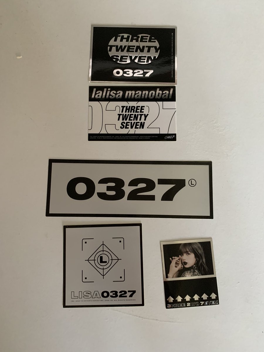 lalisung's tweet photo. • 0327 lisa photobook limited edition 
completo e com bônus da pré venda, porém com avarias (mando foto na dm), contém:
- photobook
- adesivos
- photocard set (terceira foto) 
- yg selected pob (quarta foto) 

R$200 https://t.co/JX8kvq9244