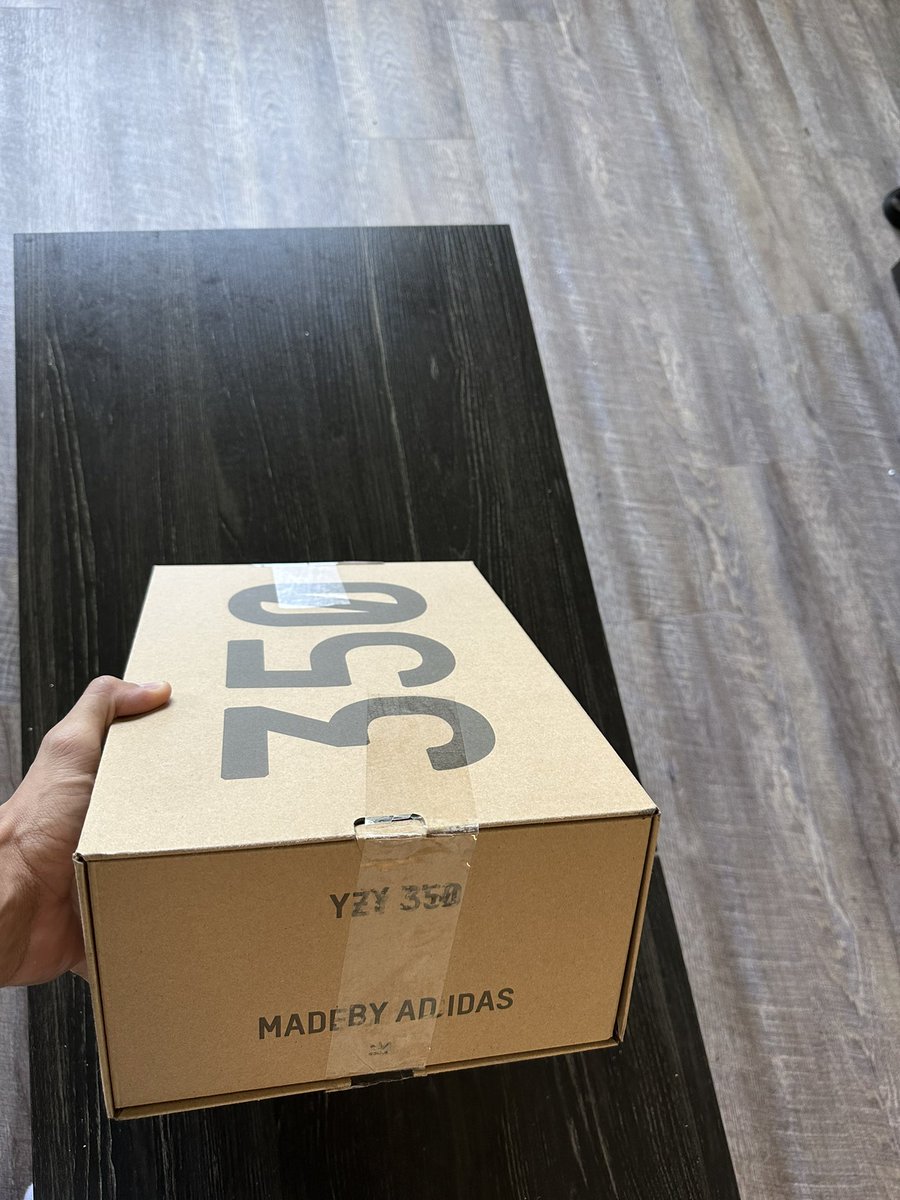 DjForumHTX's tweet image. Thanks to @adidasoriginals for the great packing job on the 350’s that restocked on #Yeezyday ! No double box and label direct on the shoes with clear tape! Also shoutout to @FedEx, your guys have an insane amount of self control! @La3Life @snkr_twitr @Complex