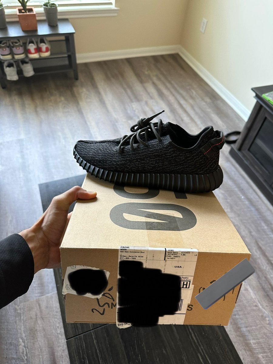 DjForumHTX's tweet image. Thanks to @adidasoriginals for the great packing job on the 350’s that restocked on #Yeezyday ! No double box and label direct on the shoes with clear tape! Also shoutout to @FedEx, your guys have an insane amount of self control! @La3Life @snkr_twitr @Complex