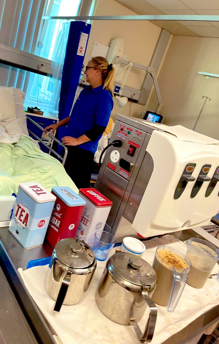 netty_lynette's tweet photo. Sharing the love with cakes π§ Kate on F9 today & now is signing on for the #diningcompanion as she really enjoyed being back on the wards #VolunteersWeek2023 #24hours2makeadifference @OldhamCO_NHS @NCA_Volunteers @NCAlliance_NHS @sgfurlong https://t.co/4Frb09RvsD