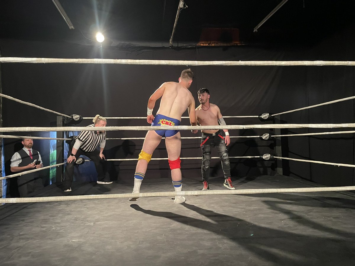 Big fight feel in fight factory for this one.

2 of the biggest wrestlers in Irish wrestling right now opening the show in a first time match. 

@deThatched @CBL_Longford @FFPWIreland