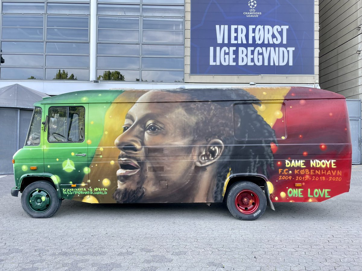 Idag malede vi FCK all time topscorer Dame NDoye på en truck fra PassItForward foran Parken #damendoye #sldk #fcklive