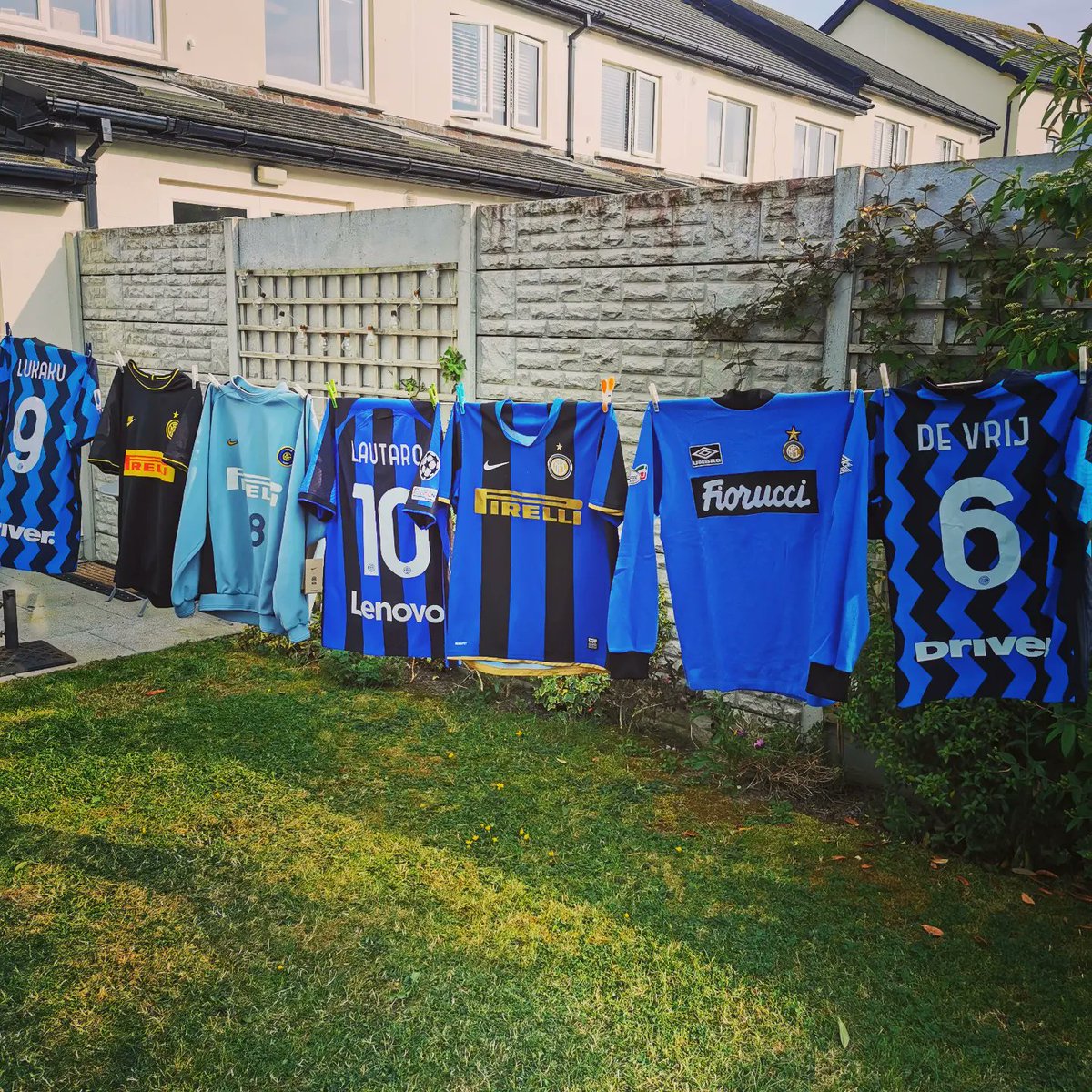 FootballShirtie's tweet photo. 🧽 Great drying out today

🖤💙 Colours well and truely on show ahead of club football's biggest game tomorrow

#Inter #ForzaInter #UCLFinal2023 #UCL #UCLFinal https://t.co/F75rijaZOy