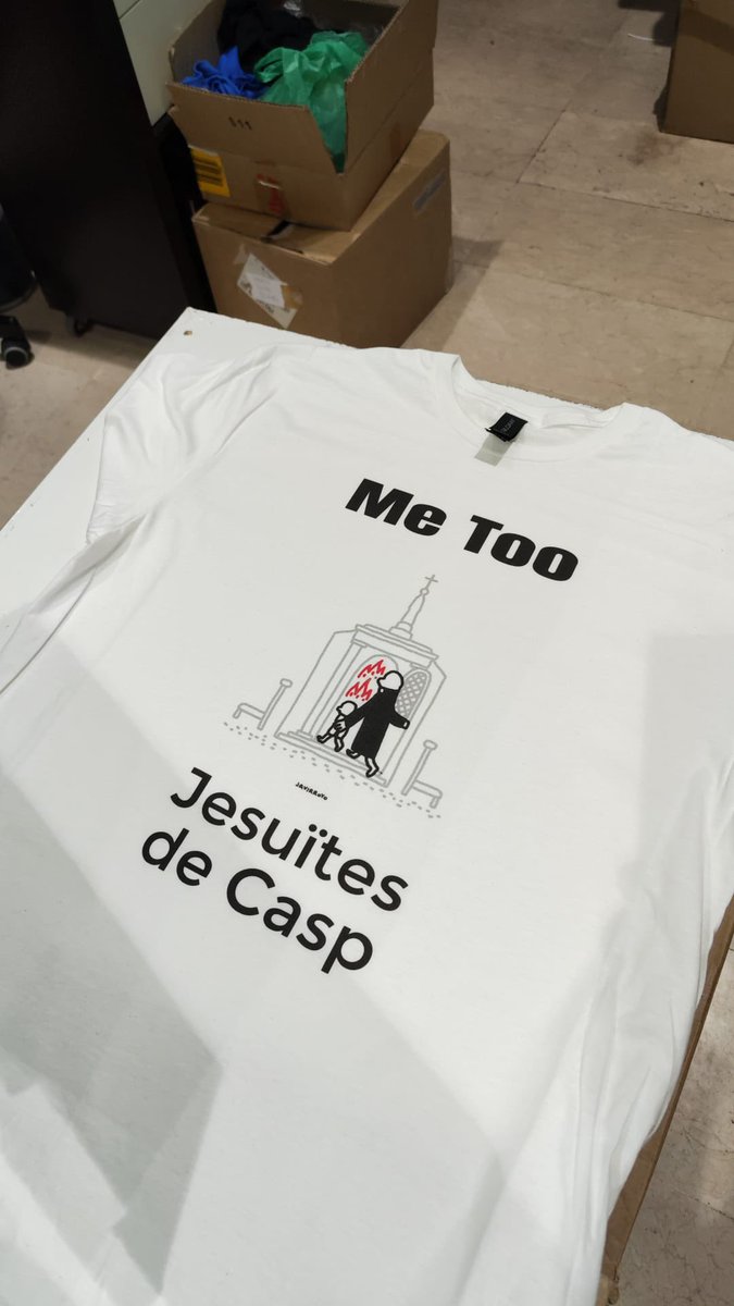 guillem_sm's tweet photo. Exalumnes que han estat víctimes d’abusos sexuals al col•legi dels Jesuïtes de Casp estampen samarretes per promoure un me too amb el lema “jo he denunciat, i tu?” #metoojesuïtesdecasp https://t.co/OqycHo0HYE