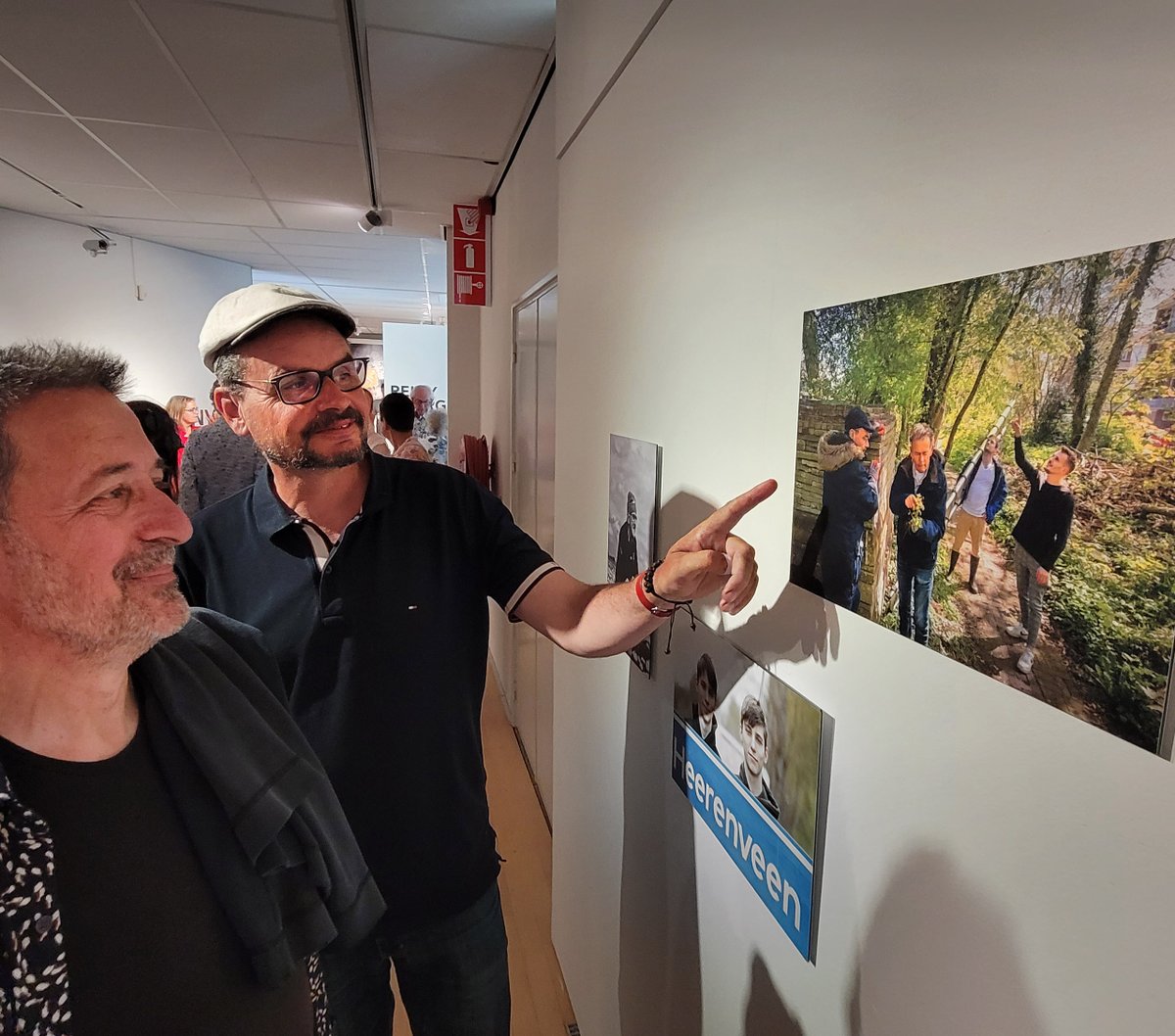 Vanmiddag is de tentoonstelling WIJ Heerenveen geopend in <a href="/MuseumHveen/">Museum Heerenveen</a>. Stapelaar Harry wijst Ivo (bestuurslid Stichting TIJD) de foto waarop hij is gefotografeerd door Peter in de Le Roy tuin, samen met Willem, Dylan en Mike.  #museumheerenveen