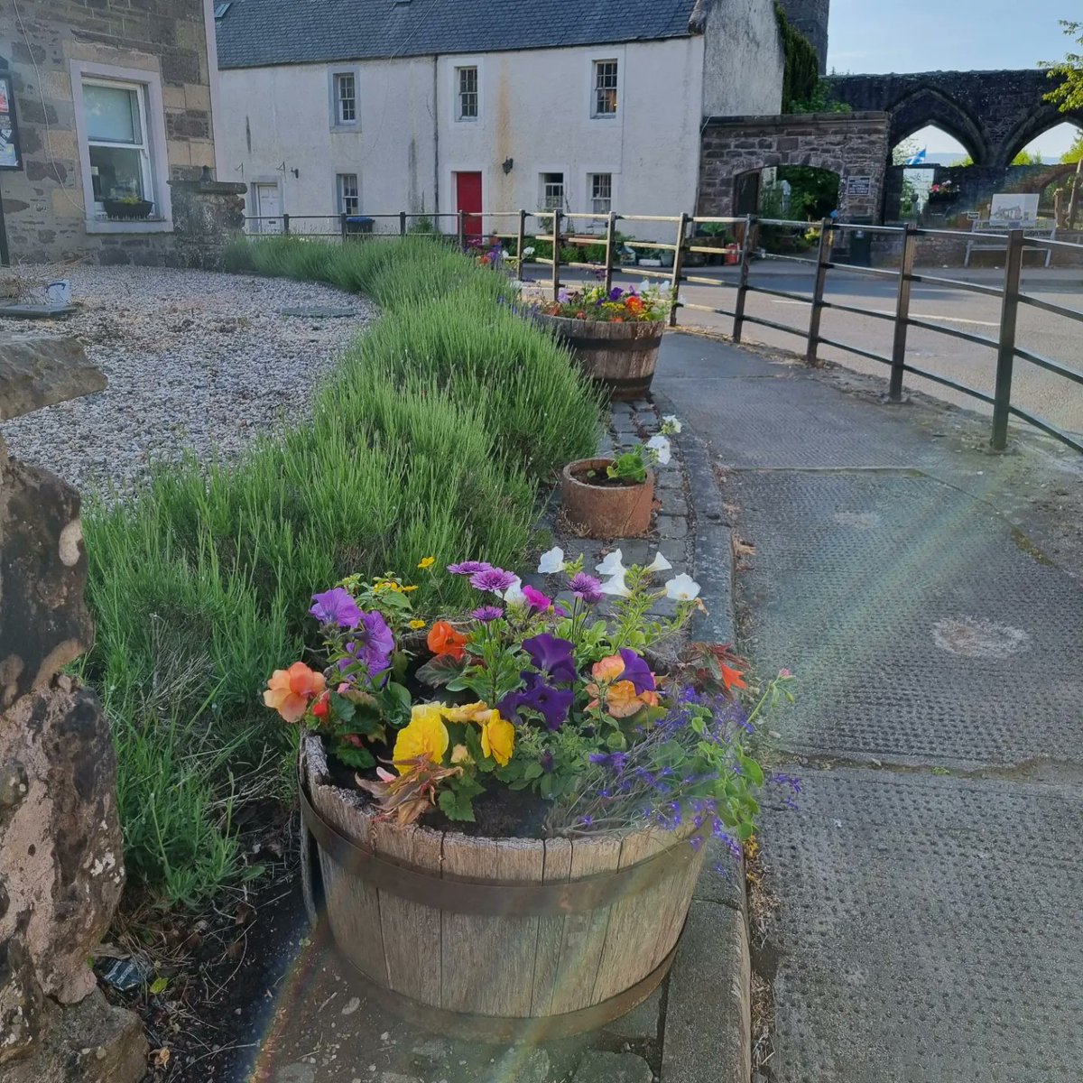 barleybree6's tweet photo. The charms of a country inn in the summer, in beautiful Perthshire
#Muthill #Perthshire #oldinn #restaurantfrançais https://t.co/QeKktfs8ui