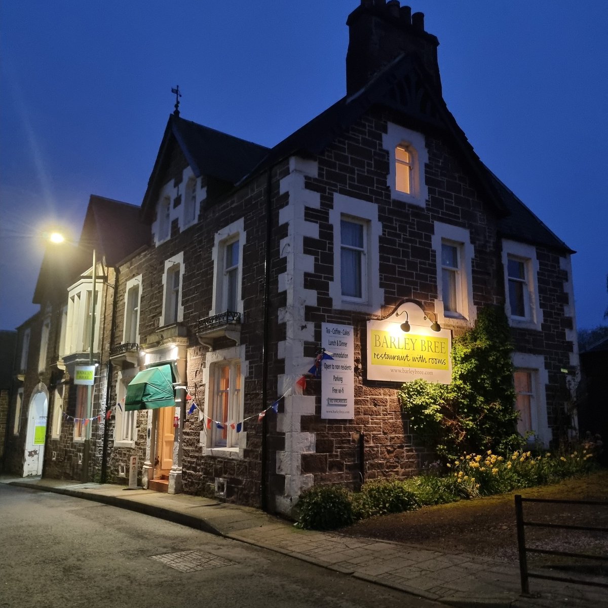 barleybree6's tweet photo. The charms of a country inn in the summer, in beautiful Perthshire
#Muthill #Perthshire #oldinn #restaurantfrançais https://t.co/QeKktfs8ui