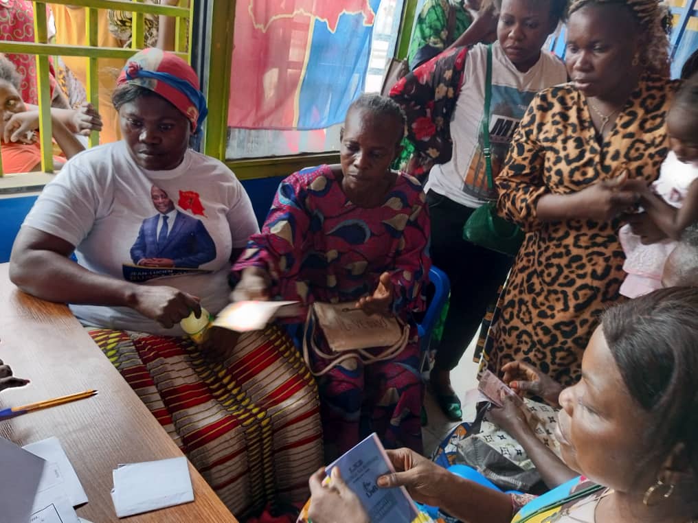 JoelLisomba's tweet photo. 100 mamans des quartiers #MATSHOTSHO, #BADIADINGI et #TELECOM ont reçus les fonds de démarrage par le biais dla fondation LISANGA Na BOMOKO de Mme @DorothyMulumba, ds le cadre de son opération de micros crédits à taux de 0%, ce vendredi 09 Juin 2023. @alicia_salawa @calvin_dase9 https://t.co/YZeDXhfs3D