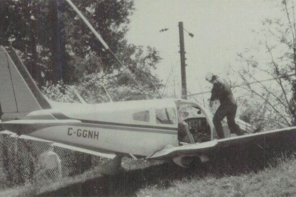 On May 12, 1988, a single engine plane was forced to make a crash landing on the baseball field at Bishop O’Connell High School. The plane touched down in the baseball field, crushed a wooden bench, and maneuvered around fleeing students before crashing: 
library.arlingtonva.us/2023/06/09/pla…