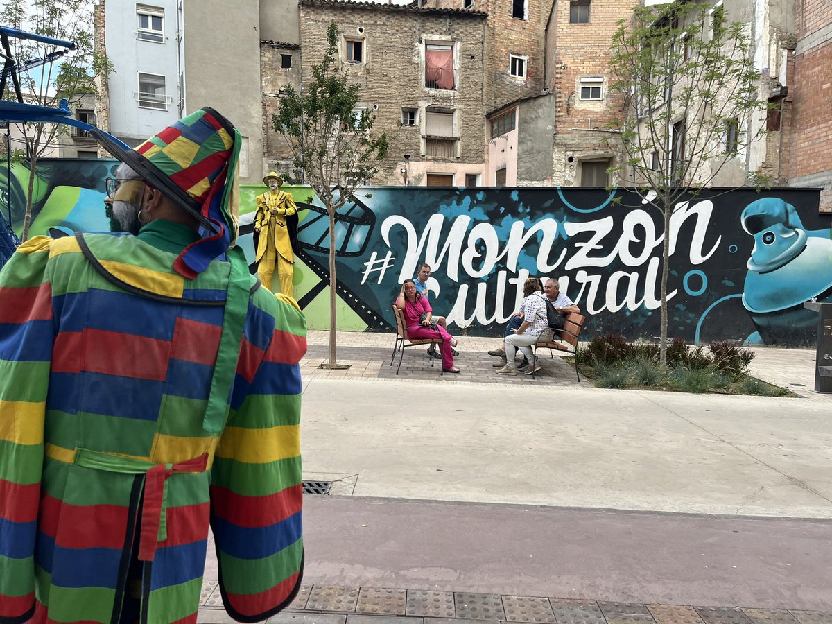 Monzón Cultural (@monzoncultural) on Twitter photo 🎊 Así de animado y concurrido ha arrancado el #MOBA2023 con el espectáculo itinerante “Rainbow Invaders” de <a href="/KdeCalle/">K de Calle, Teatro</a> (Aragón), que nos ha llevado desde la calle Santa Bárbara hasta el Parque de la Azucarera en un recorrido lleno de color y diversión. 👏👏👏 🎊 Así de animado y concurrido ha arrancado el #MOBA2023 con el espectáculo itinerante “Rainbow Invaders” de <a href="/KdeCalle/">K de Calle, Teatro</a> (Aragón), que nos ha llevado desde la calle Santa Bárbara hasta el Parque de la Azucarera en un recorrido lleno de color y diversión. 👏👏👏