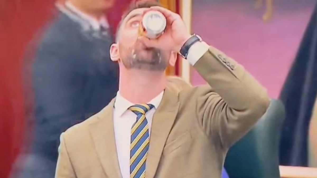 Dan Williams is now the Minister of Health and Addiction for the Government of Alberta. 

In March 2023 he chugged a beer in the Legislature. #ableg 
albertapolitics.ca/2023/03/mla-da…