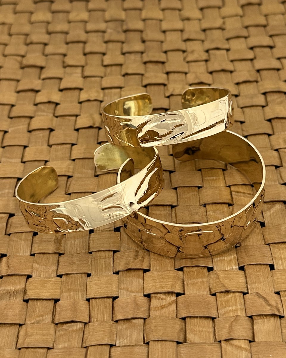 Gorgeous new 18kt #gold #bracelets have arrived from Alvin Adkins (#Haida)!
spirit-gallery.com/shop
#art #wearart #jewelry #goldjewelry #bracelet #haidaart