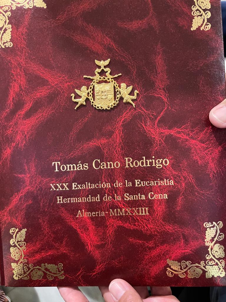 HdadCenaAlmeria's tweet photo. 📜 Don Tomás Cano toma la palabra para pronunciar la XXX Exaltación de la Eucaristía que organiza nuestra Hermandad.

Ha sido presentado por don Juan José Martín Campos, dean de la Catedral y delegado episcopal de Hermandades y Cofradías. https://t.co/7grp4BqVSR