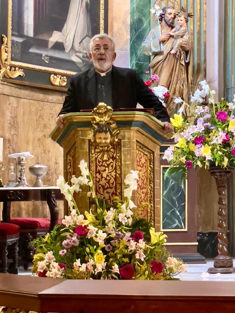 HdadCenaAlmeria's tweet photo. 📜 Don Tomás Cano toma la palabra para pronunciar la XXX Exaltación de la Eucaristía que organiza nuestra Hermandad.

Ha sido presentado por don Juan José Martín Campos, dean de la Catedral y delegado episcopal de Hermandades y Cofradías. https://t.co/7grp4BqVSR