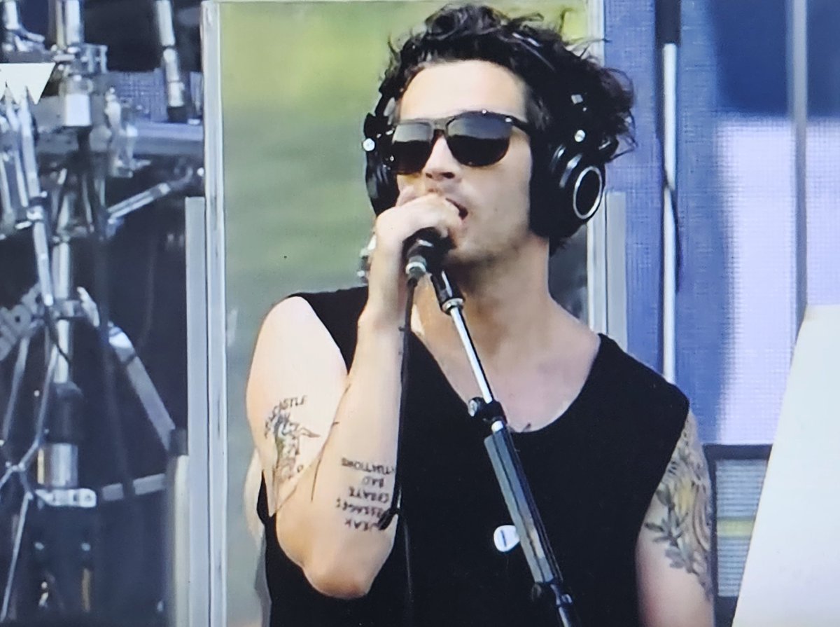 sunglasses and black tanktop is a good combo