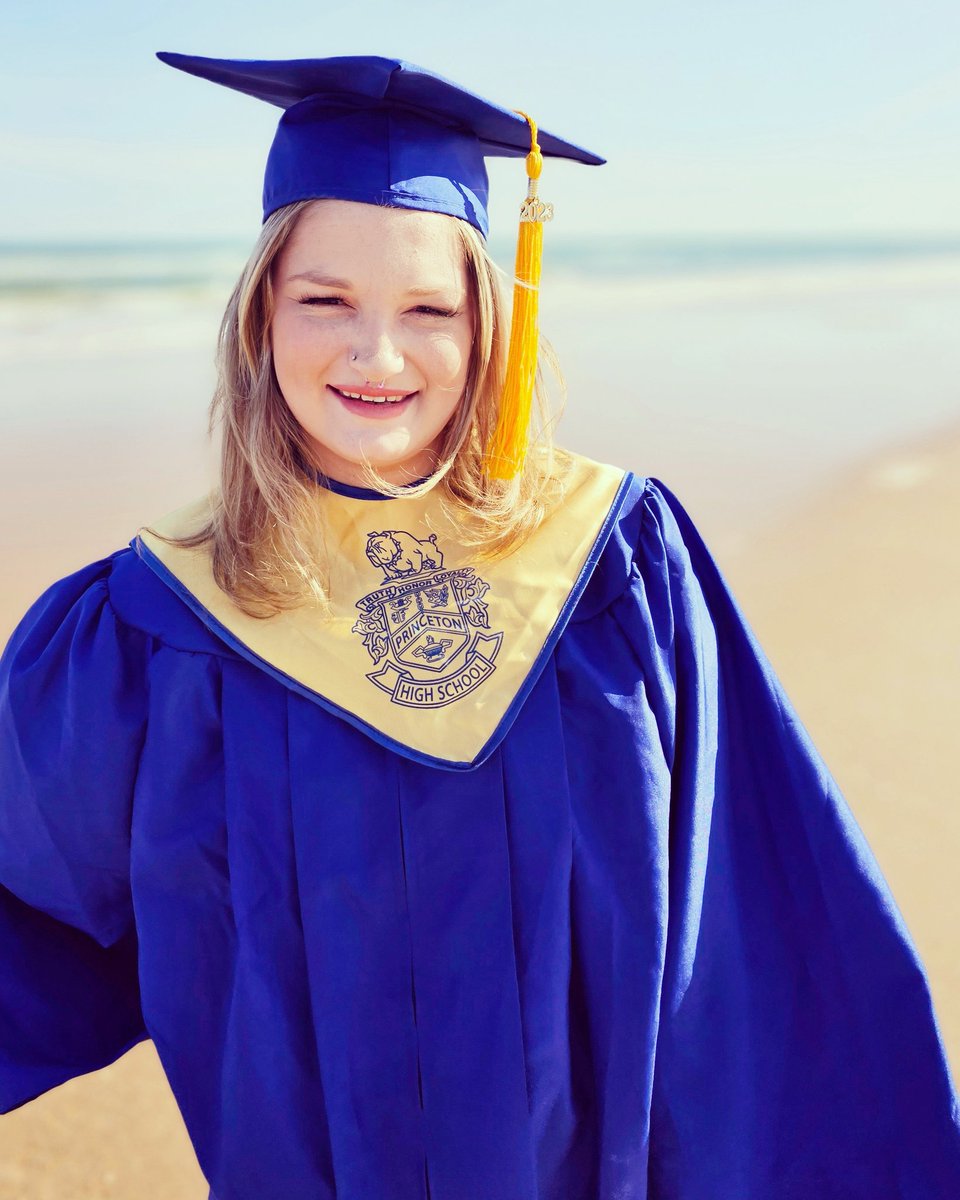 🎓 it's GRADUATION day! 👩🏼‍🎓
so proud of you KYLEE 💙💛 always follow your dreams! YOU DID IT 👏
you make me a very proud Dad... I love you
#graduation #graduate #phs #bulldogs #mountoliveuniversity #collegebound #nursing