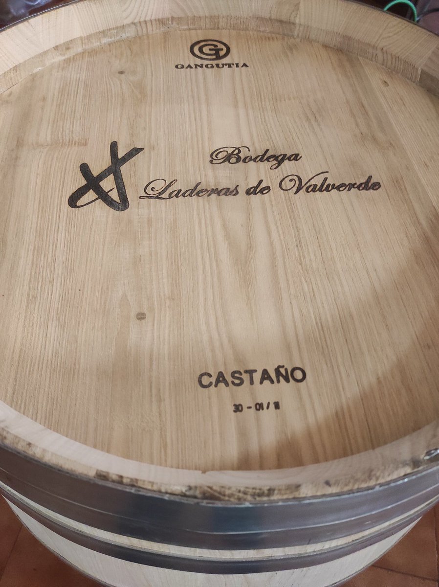 LaderasValverde's tweet photo. Ya han llegado las barricas nuevas de castaño.
Seguimos haciendo un vino diferente y que ha sorprendido entre nuestros clientes por sus aromas y sabores.
Os avisaremos cuando salga la nueva añada del 2020. Atentos a otoño. https://t.co/I6pZoOLmlY