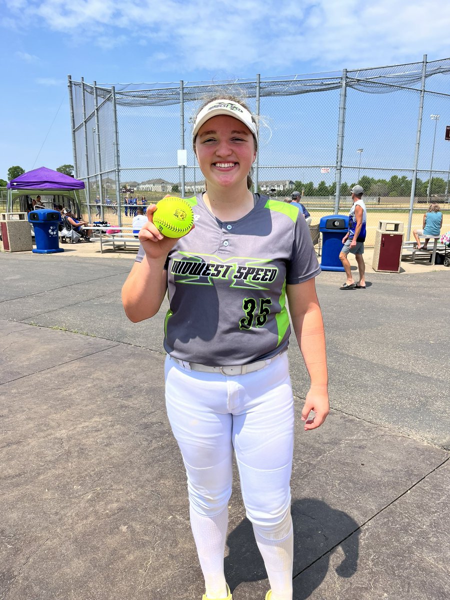 Mak Gillette from Midwest Speed 15u Gold Rumpca with a round tripper! 🧳🥎💪🏻