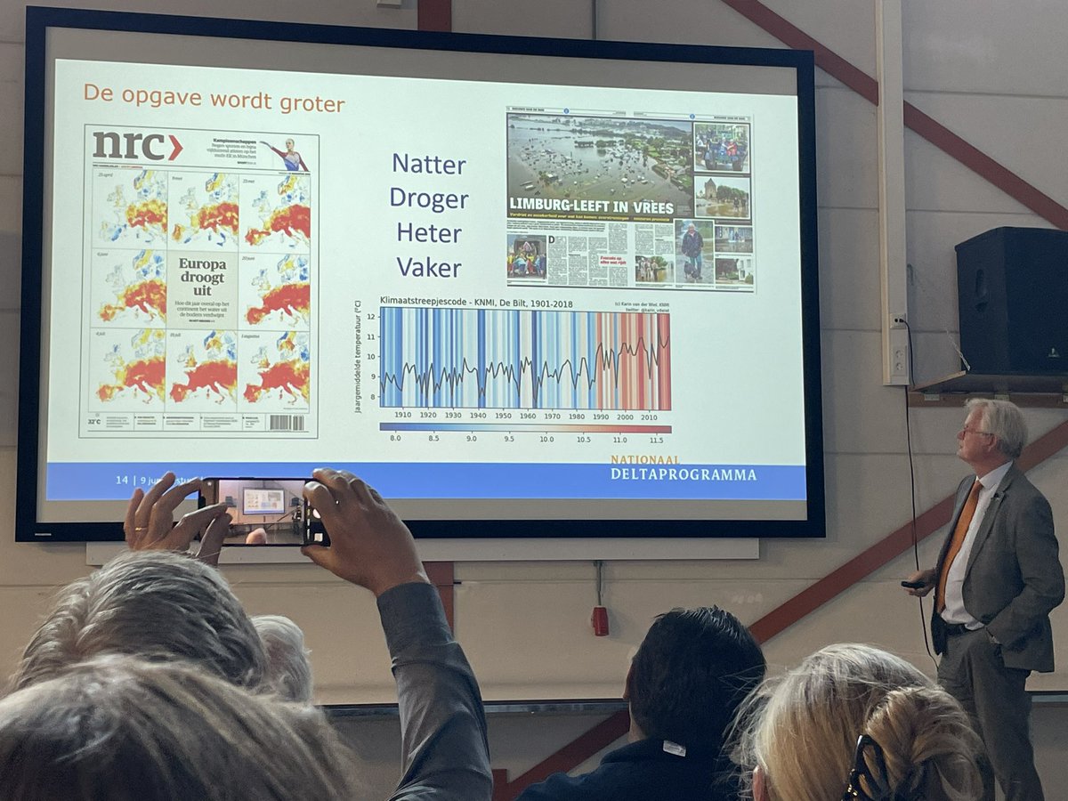 MadoRuys's tweet image. Bestuurdersdag @waterschappen in Zwolle. Voor veel nieuwe bestuurders. Oa #Deltaprogramma. Bevlogen toelichting @delta_comm met boodschap: zie de meervoudige opgaven als kánsen, ga nu aan de slag met de oplossingen. Stap voor stap &amp;amp; steeds beter 💙💚