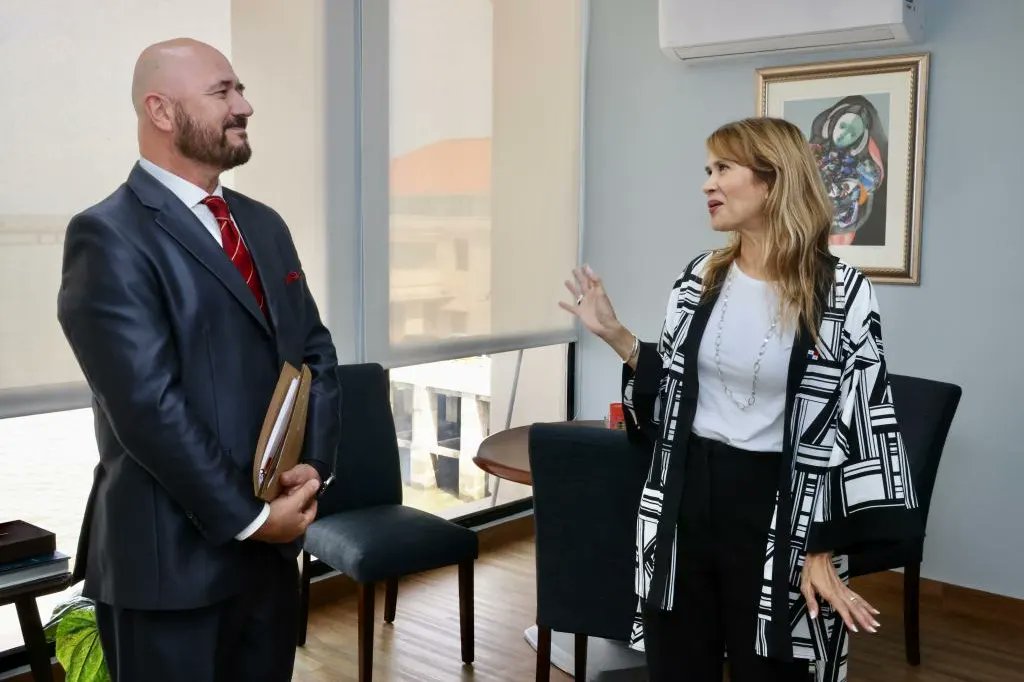 ¡Excelente reunión con S.E. Alejandro Sfeir Tonsic, embajador de la República de Chile!
Conversamos sobre temas de la agenda multilaterales, el mecanismo de consultas políticas, acercamientos comerciales y acciones de seguimiento tras misión a Chile. #Diplomacia 🇵🇦🫱🏻‍🫲🏼🇨🇱