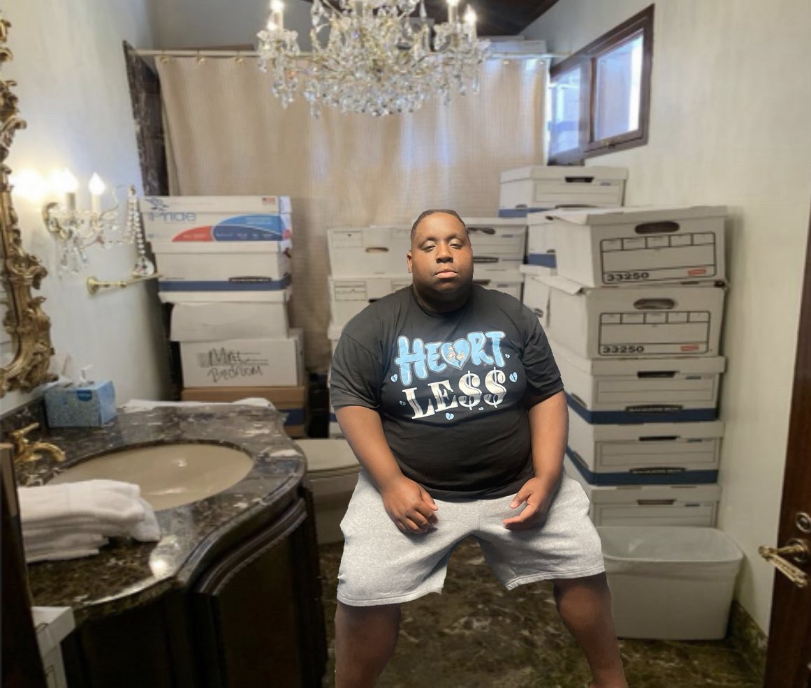 EmmaTolkin's tweet photo. I shoulda never smoke that shit now I’m in the trump indictment classified document bathroom at mar-a-lago https://t.co/r60EC5W9Bb
