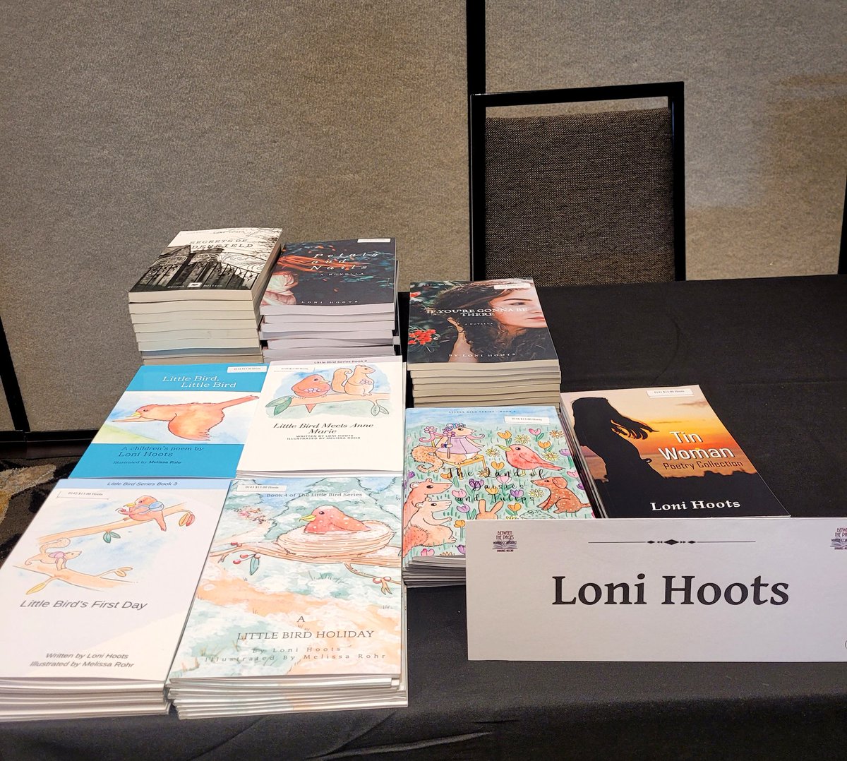 AuthorLoniHoots's tweet image. Are you in Springfield? Then, head over to the Glendough Center and get a signed copy of one of my books! 
Available till 5:30 pm today and Saturday!
Can&apos;t make it? Go to: lonihoots.com 
 #bookconference #authorbooksigning #bookpurchase
