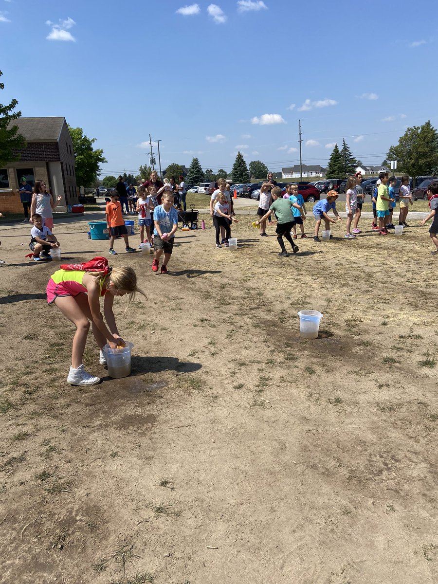 shaefferclass's tweet photo. Amazing Field Day! Thank you parent volunteers @SLCSBrummer https://t.co/bcch1dIhfi
