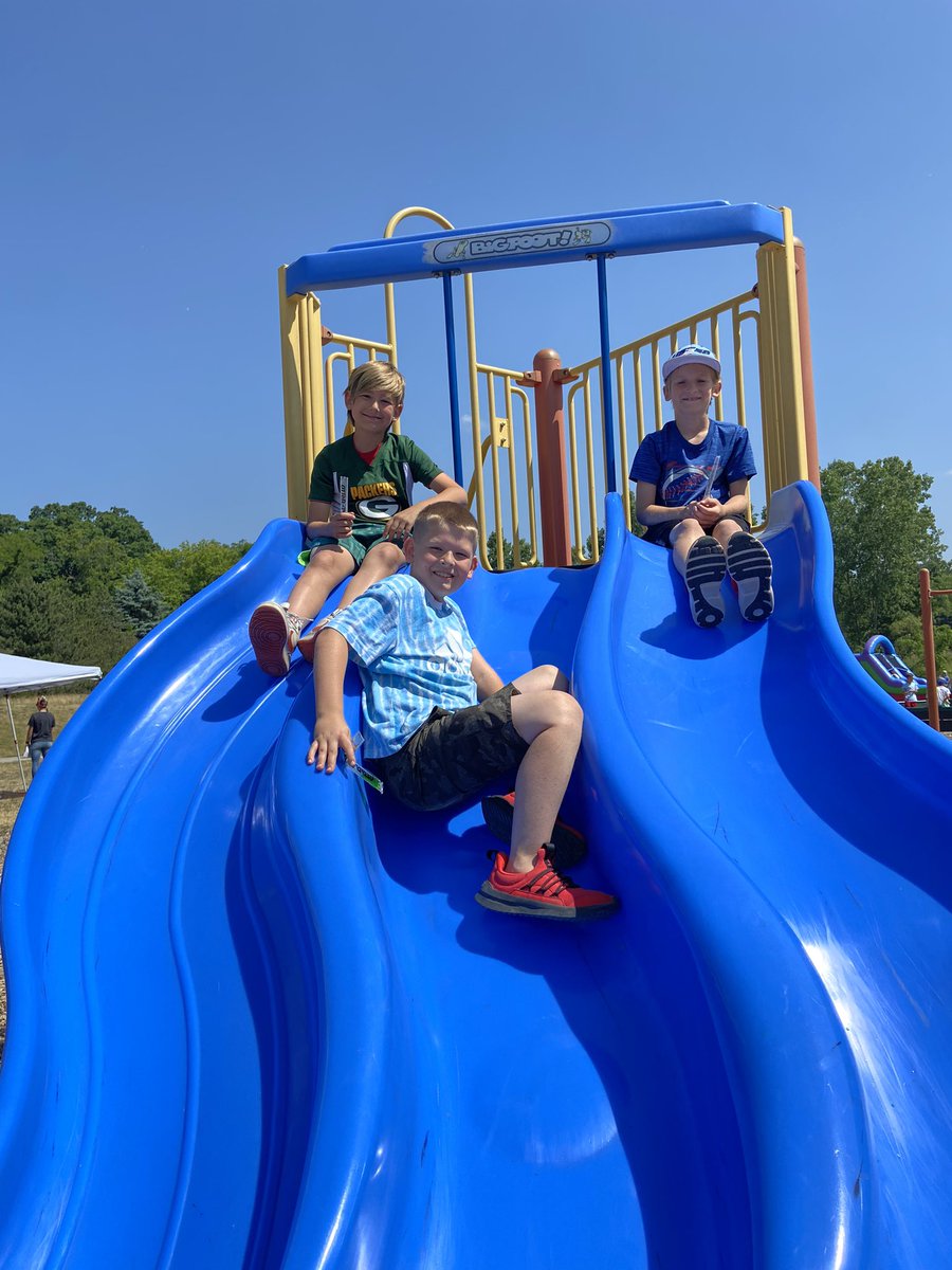 shaefferclass's tweet photo. Amazing Field Day! Thank you parent volunteers @SLCSBrummer https://t.co/bcch1dIhfi